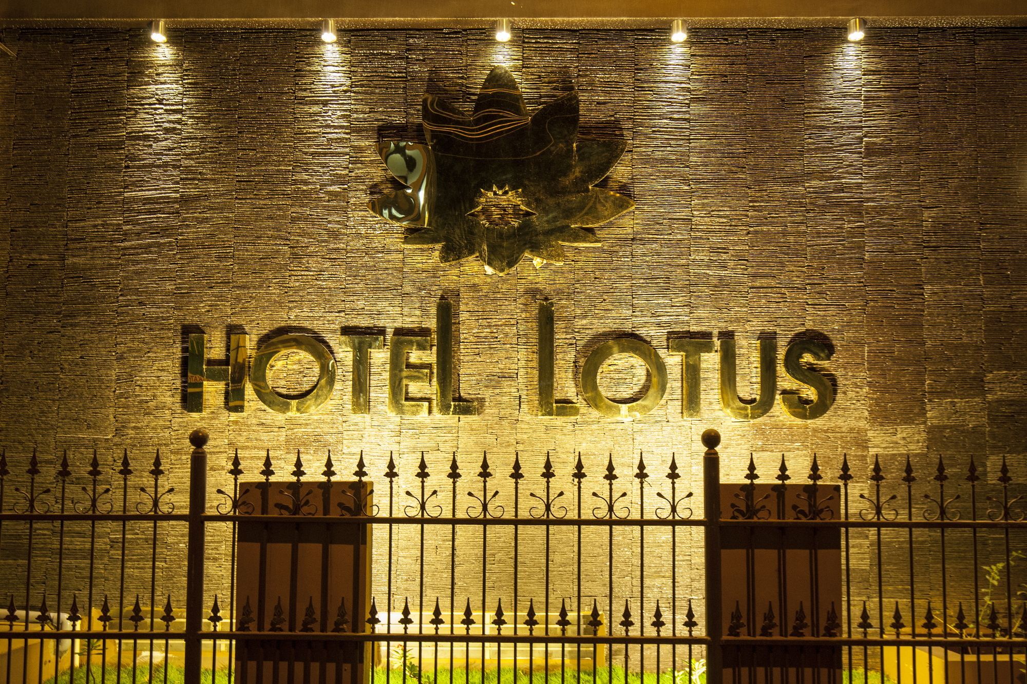 Hotel Lotus Maduráj Kültér fotó